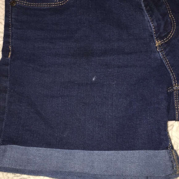 ✨3/20✨ Dark wash cuffed Bluenotes denim shorts - Picture 3 of 6